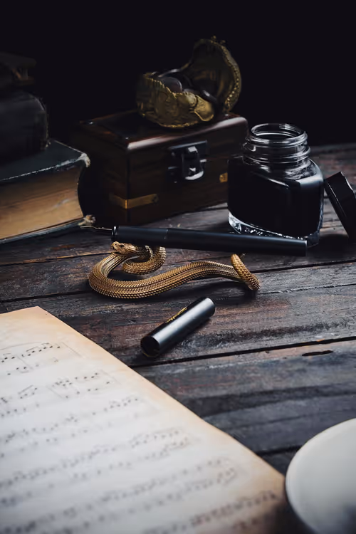 Stylo plume sur une vieille feuille de papier comme symbole du style d'écriture