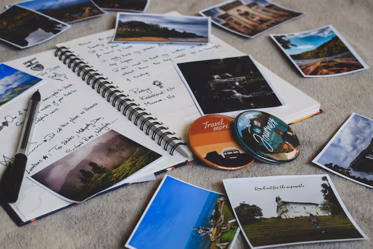 Journal de voyage avec photos collées et notes manuscrites sur le trajet