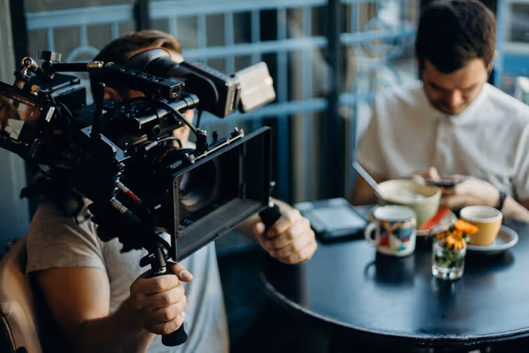 Operator z profesjonalną kamerą filmową na planie filmu
