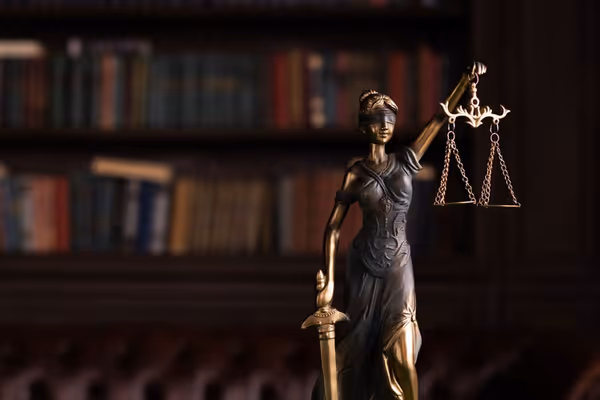 ⚖️ Cómo escribir sobre personas reales y evitar una demanda: difamación, privacidad y derecho de publicidad