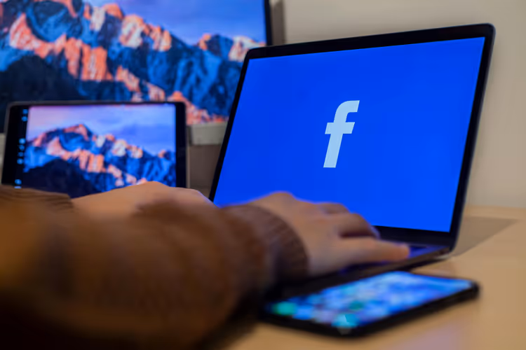 Author analyzes the structure and keywords of an article on a laptop