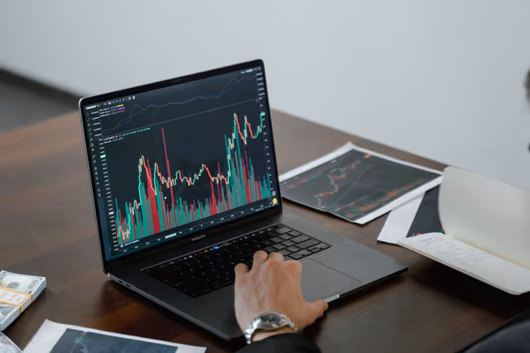 Graphique sur un écran d'ordinateur portable - analyser le trafic d'un article invité aide à choisir le prochain site