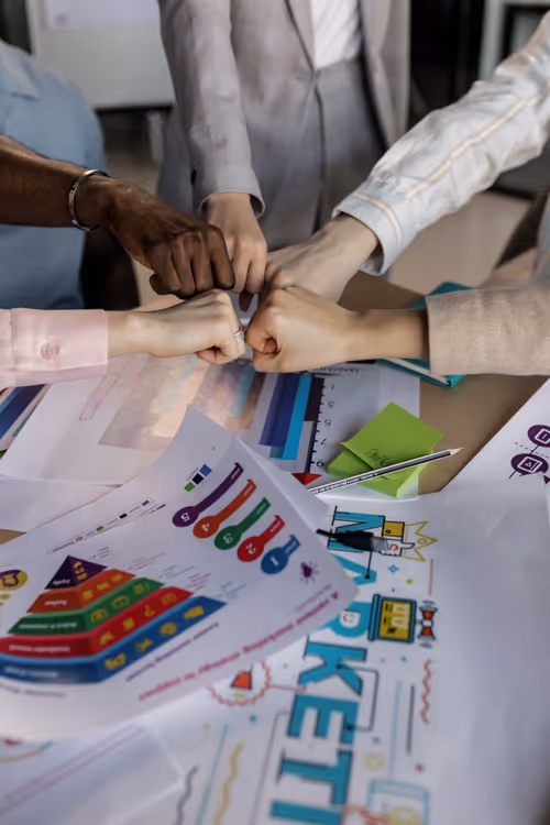 Zespół marketerów omawia wyniki kampanii nad kolorowymi wykresami