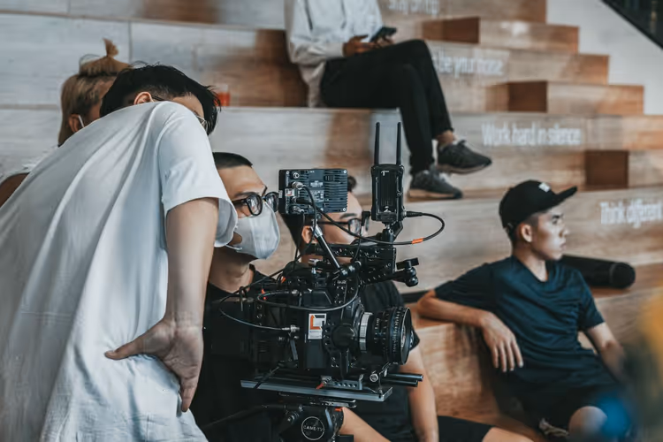 Ekipa filmowa za kamerą na planie zdjęciowym
